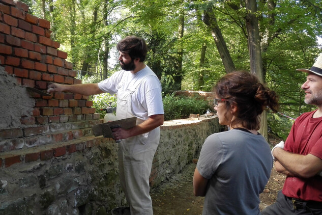 Dobrovolníci opravují zeď v zámeckém parku ve Vizovicích