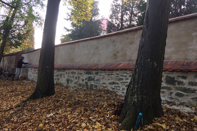 Dokončená ohradní zeď na zámku Vizovice