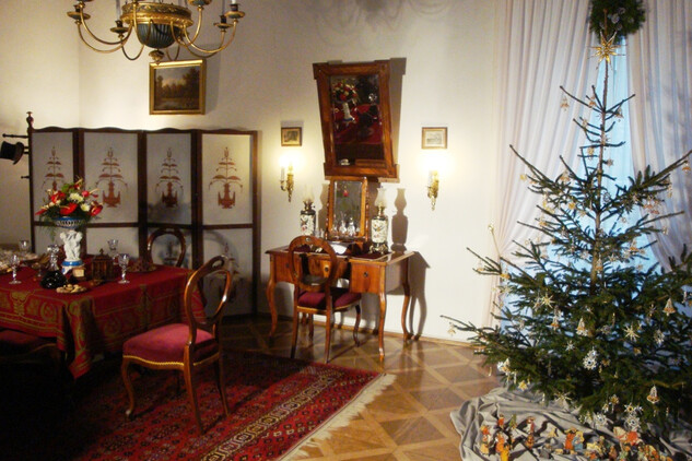 Během vánočních prohlídek v Ratibořicích Vás na slavnostně vyzdobeném zámku přijme paní kněžna